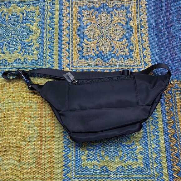 ALO Yoga Explorer Convertible Pack | 3L Nylon Waist Bag - Picture 2 of 4